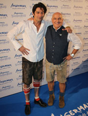 Adrian Can zu Gast bei der Angermaier Trachten Nacht von Dr. Axel Munz (re.) (©Foto: Martin Schmitz)